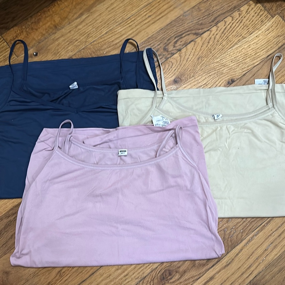 A set of 3 tank tops UNIQLO